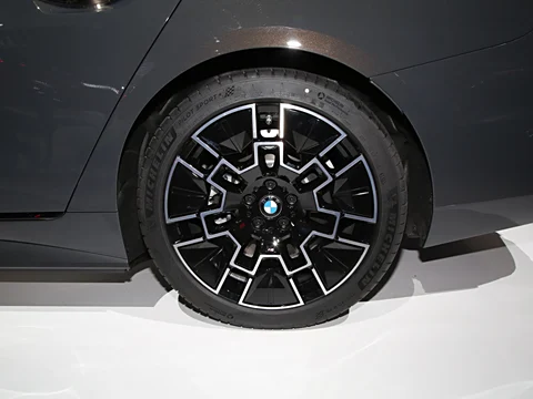 BMW i4 – All-Electric Gran Coupe with Dynamic Performance and Futuristic Design