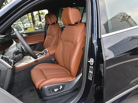BMW X7 – Full-Size Luxury SUV with 3 Rows, Power