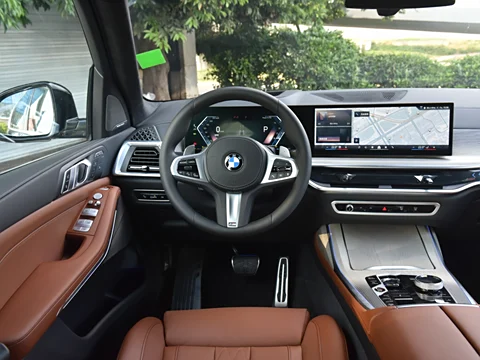 BMW X7 – Full-Size Luxury SUV with 3 Rows, Power