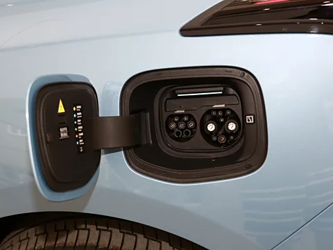 Zeekr 001 – Premium Electric Shooting Brake with Long Range