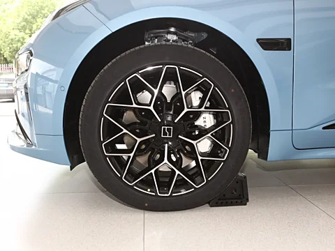 Zeekr 001 – Premium Electric Shooting Brake with Long Range