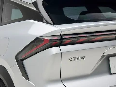 Geely Galaxy L7 – Futuristic Hybrid SUV with Smart Tech and Dynamic Design