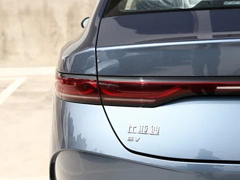 BYD Qin PLUS EV – All-Electric Smart Sedan with Long Range and Fast Charging