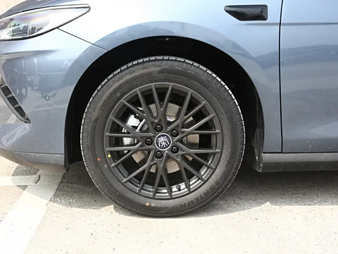 BYD Qin PLUS EV – All-Electric Smart Sedan with Long Range and Fast Charging