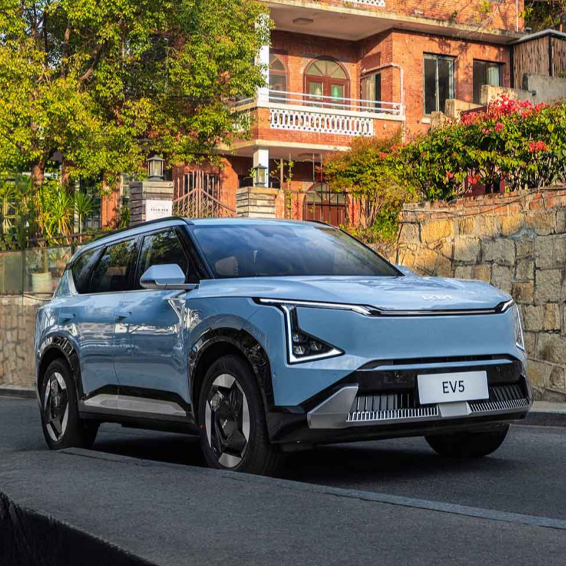 he Kia EV5 is at the forefront of innovation in the electric vehicle (EV) market, offering a blend of cutting-edge technology, eco-friendly performance, and stylish design. This model features a sleek