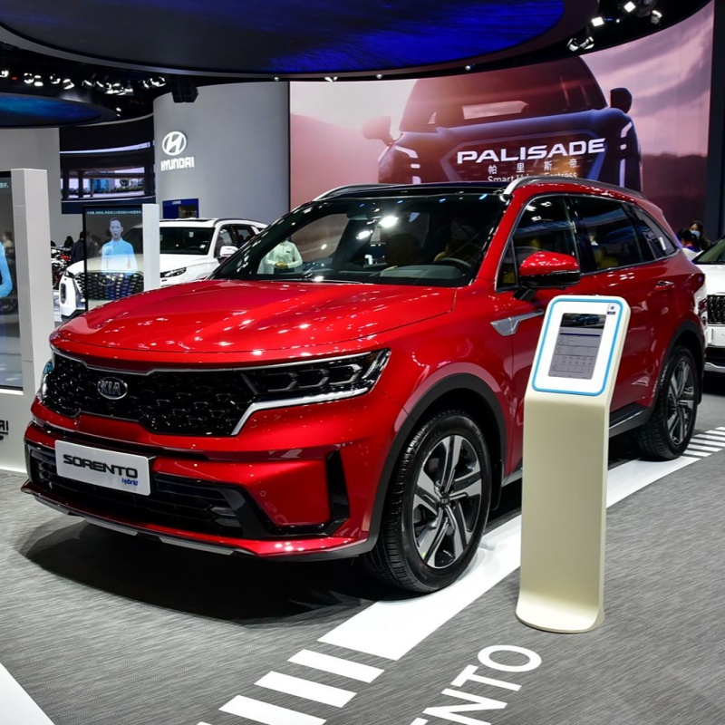 The Kia Sorento ranks high on global SUV searches thanks to its sleek design, advanced features, and versatility as a 7-seater family vehicle. It's a smart choice for international buyers wanting spac