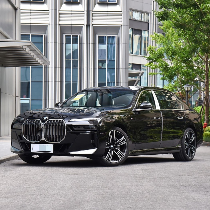 As BMW’s flagship sedan, the BMW 7 Series blends modern luxury with innovative tech. From the spacious long-wheelbase cabin to the driver-assist suite and hybrid/i7 electric options, this model is tai