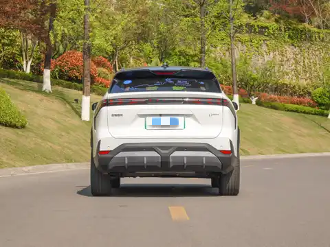 Geely Galaxy L7